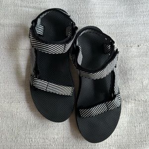 TEVA WOMEN’S MIDFORM UNIVERSAL - 8